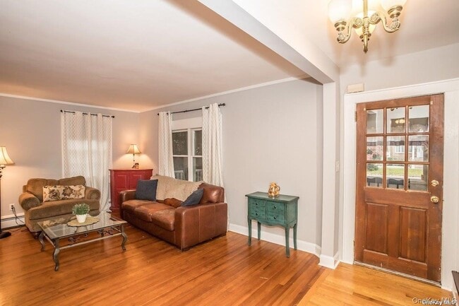 Building Photo - 2 Elm Pl