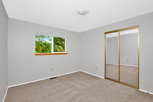 Building Photo - 4 Bedroom 3 Bath Split Level Kirkland
