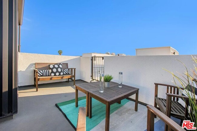 Building Photo - 945 N Oxford Ave