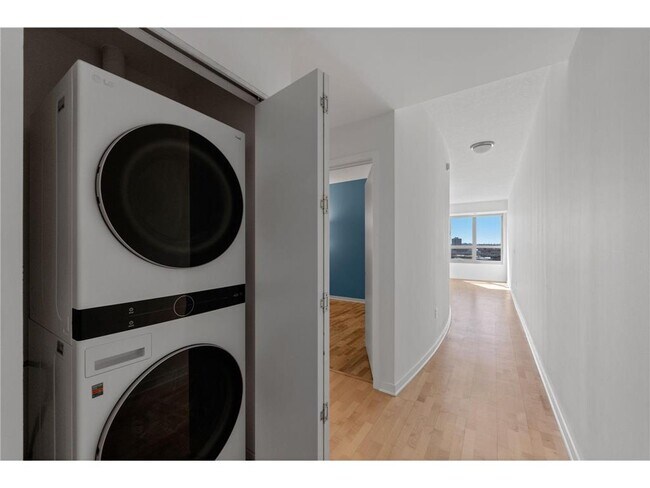 Building Photo - 929 Portland Ave