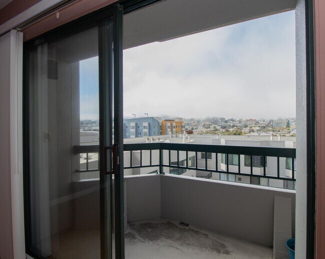 Building Photo - Updated One Bedroom Condo at Opera Plaza |...