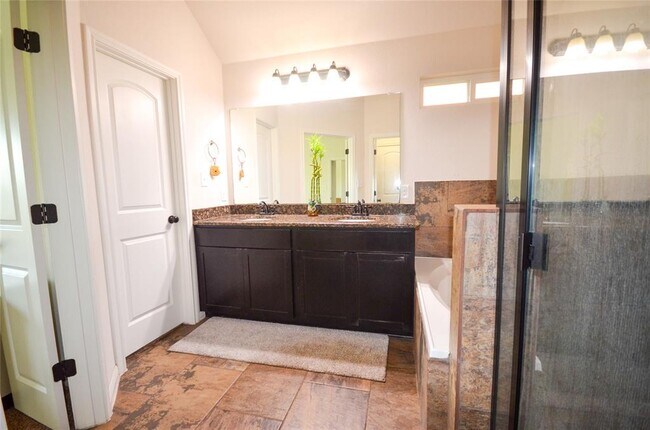 Building Photo - 5632 Sabbia Dr