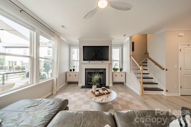 Building Photo - 4040 Hidden Oaks Dr