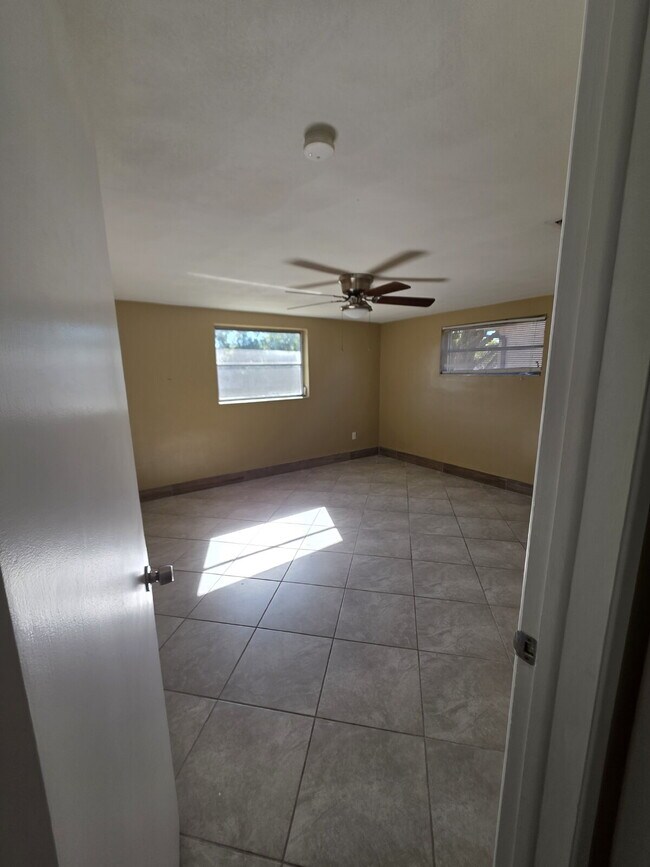 Building Photo - "Charming 3-Bed, 2-Bath Retreat on Seashore Drive – 1128 Sq Ft of Comfort!"