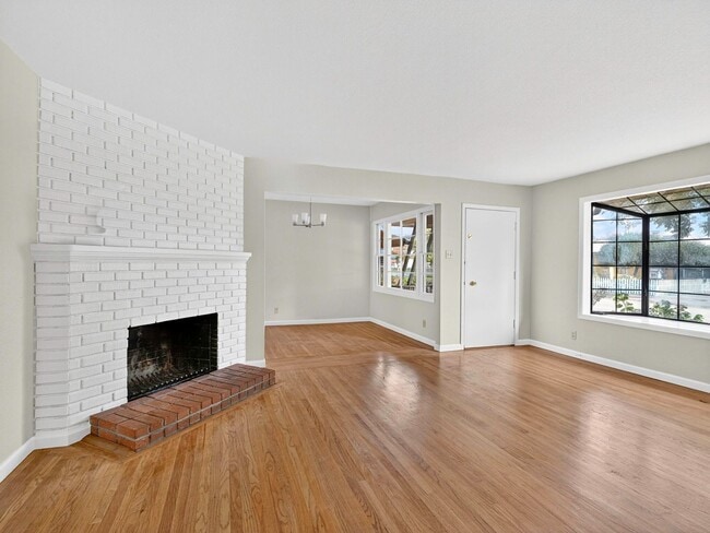 Building Photo - Single level home, convenient, charming neighborhood