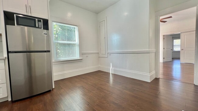 Building Photo - Well-maintained, Charming Victorian-style ...