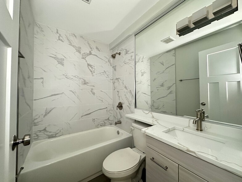 Building Photo - 503 W Barry Ave