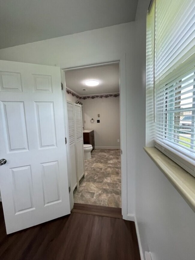 Building Photo - Maryville 37801 - 3 bedroom, 1.5 bath one level hime - Contact Debra Johnson (865) 591-8281