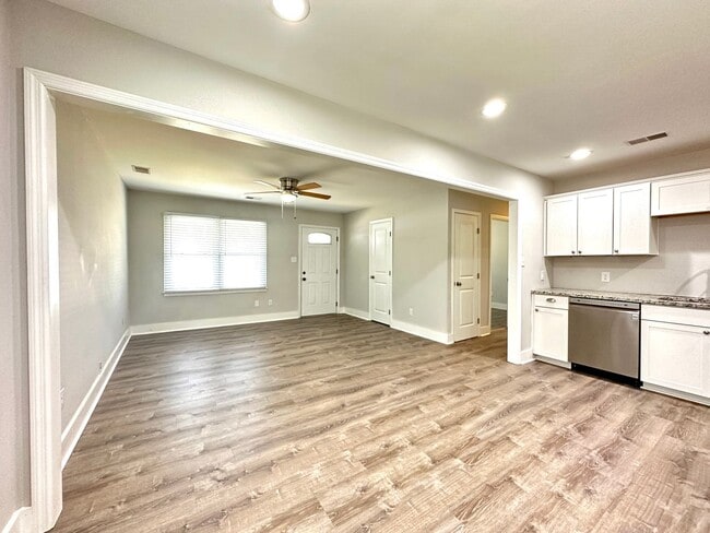 Building Photo - Gorgeous 3 Bed 1 Bath Renovated Brick Home...