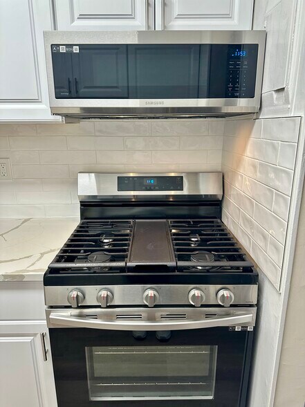 Building Photo - 3945 Lyndhurst Dr