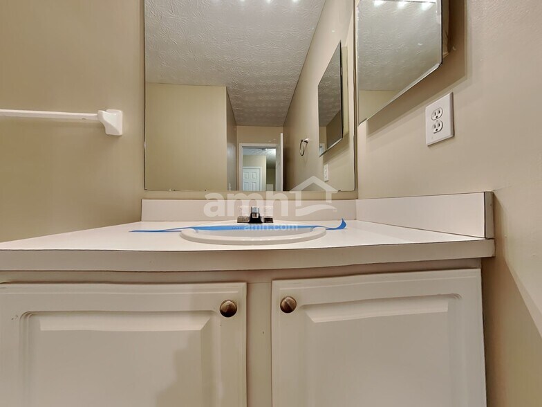 Building Photo - 2490 Delowe St