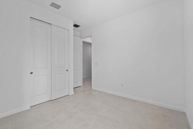 Building Photo - 758 SE Courances Dr