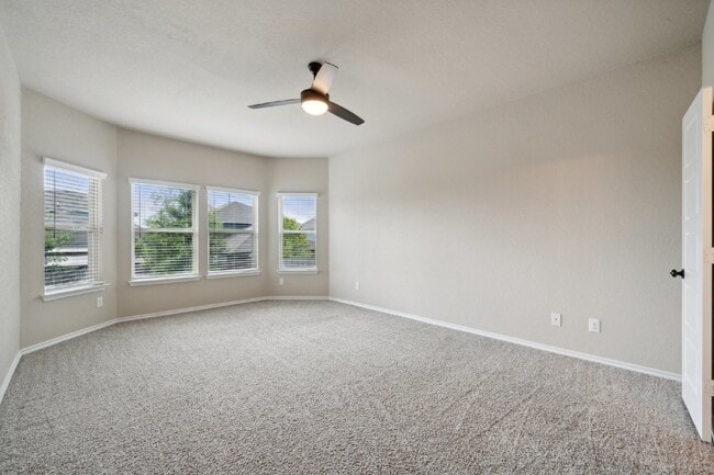 Building Photo - Price Improvement! This 4 bed, 2.5 bath ho...