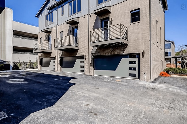 Building Photo - "Charming 3 Bed, 3 1/2 Baths Townhouse in Nashville's Desirable 37204 Neighborhood!" In The Heart...