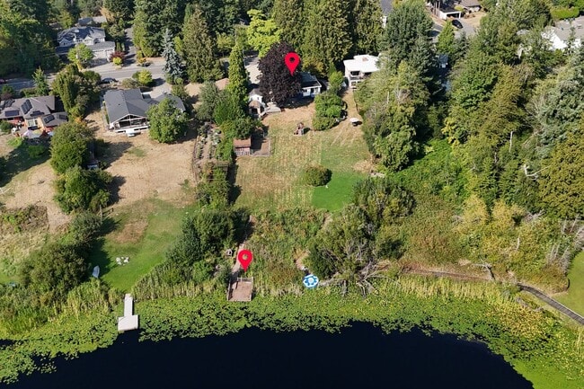 Building Photo - Peaceful Lakefront Living in Kirkland