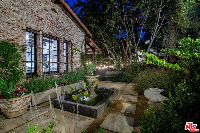 Building Photo - 3475 N Knoll Dr