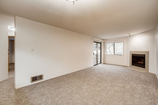 Building Photo - 2 Bedroom Corner Unit, excellent location!!
