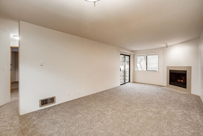 Building Photo - 700 N 160th St