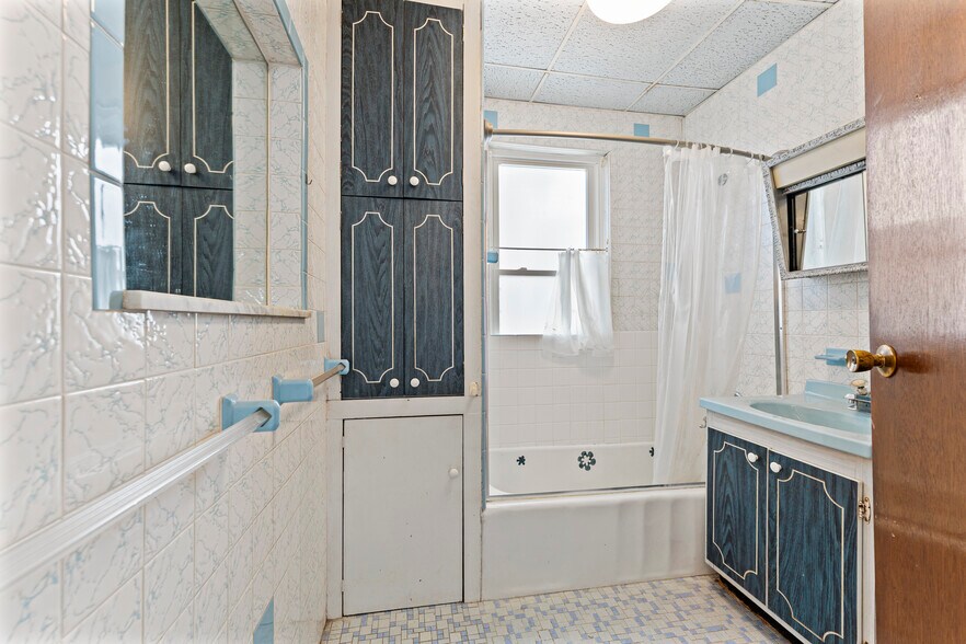bathroom - 31 Cameron Ave