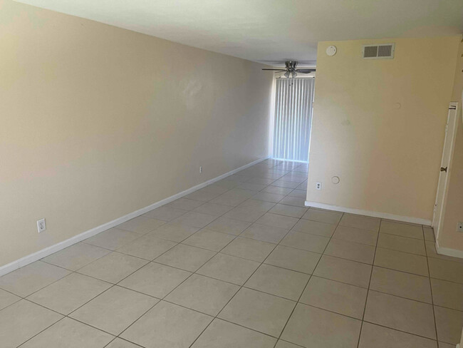 Building Photo - 565 Beverly Pl