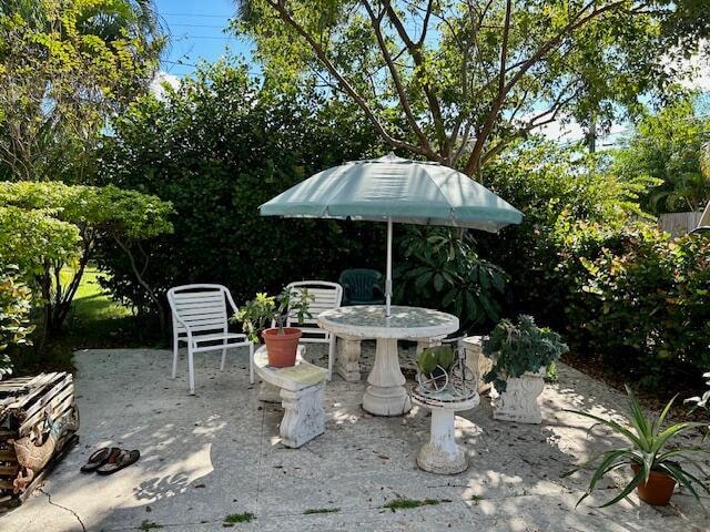 Building Photo - 23 S Lakeside Dr