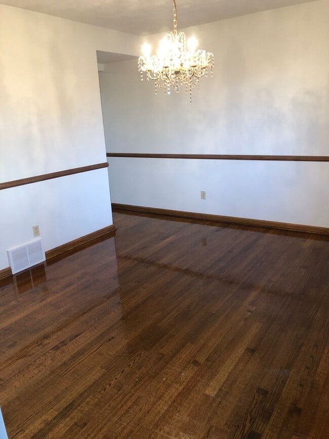 Building Photo - Old English Tudor Style Home in South Charleston