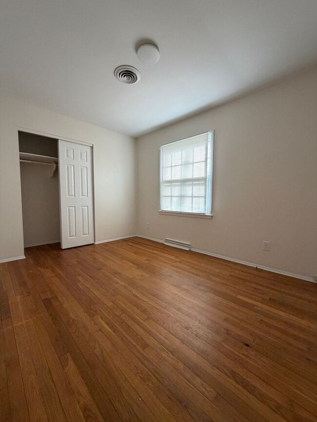 Building Photo - Large Home suitable for Residence or Business