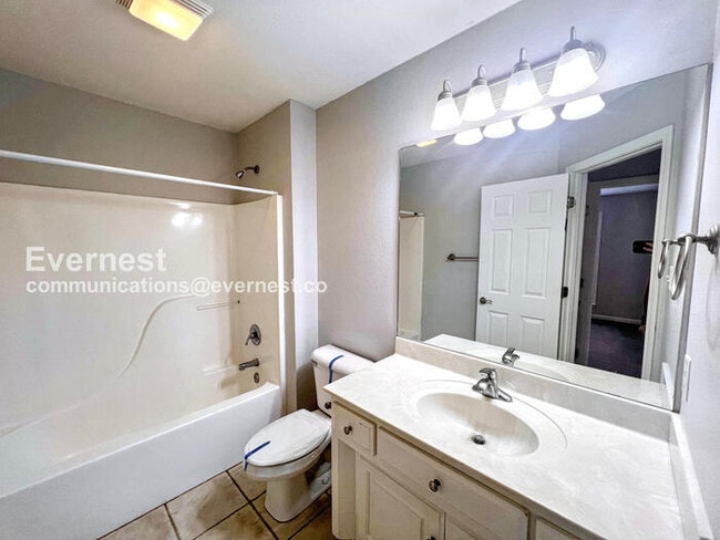 Building Photo - 3 Bed, 2 Bath Home with Garage / Available Now!