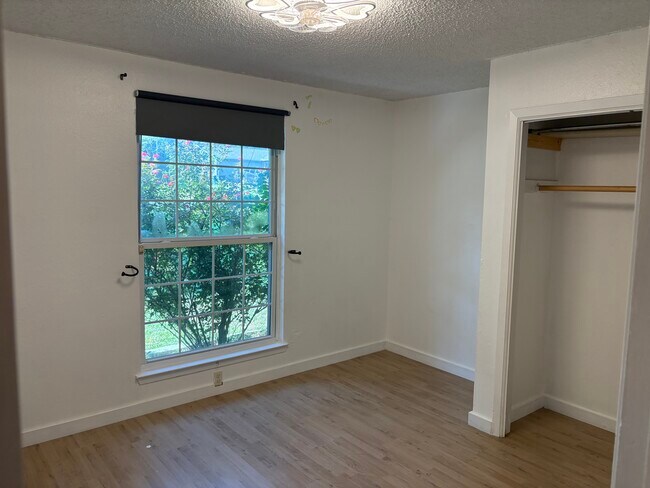 Building Photo - 4006 Hillside Dr
