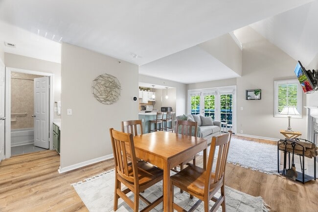 Building Photo - 2124 Old Pond Ln