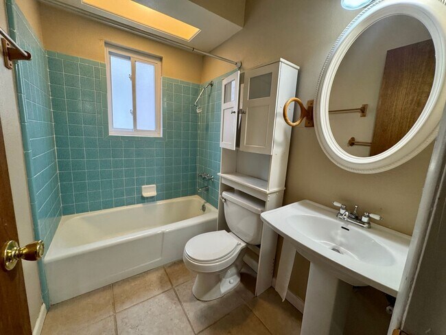 Building Photo - Centrally Located 3bed 2bath!