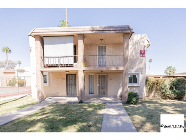 Building Photo - Cozy 1/1.5 Loft-style Phoenix Condo - Affordable &amp; Convenient!