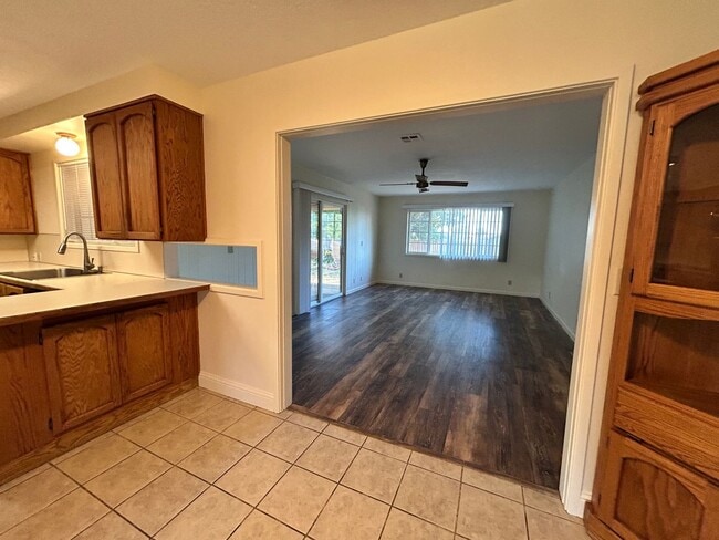 Building Photo - 3 Bedroom, 2.5 Bath House