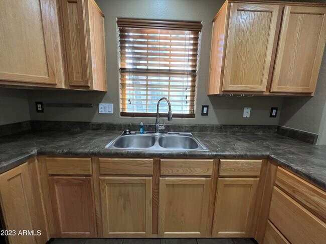 Building Photo - 2709 E Bart St