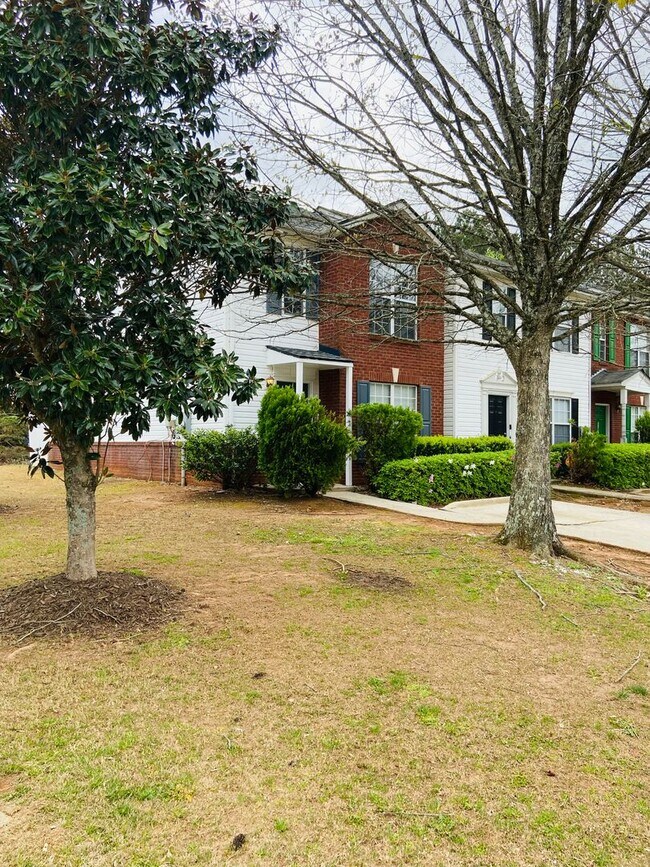 Building Photo - 3 bedrooms /2.5 baths - Renovated Townhous...