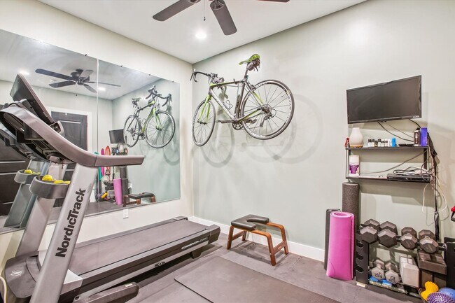 Building Photo - 2 BED PLUS DEN!!! * Fully Furnished and Fa...