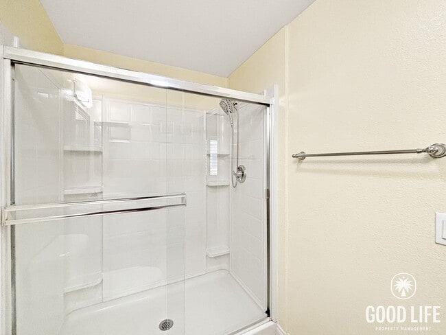 Building Photo - Beautiful 2BD/2.5BA Condo in Bankers Hill W/ W/D, A/C, Patio Area and Community Gym!