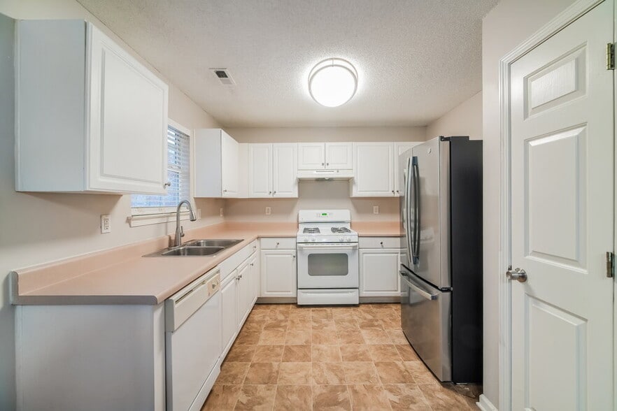 Building Photo - 409 Robin Hill Ln