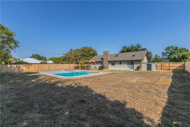 Building Photo - 3 BEDROOM WITH POOL, IN SALADO