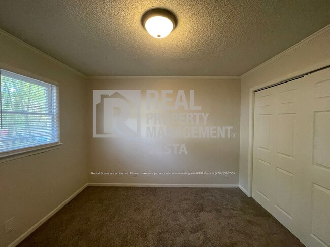 Building Photo - HALF A MONTH FREE! -Stunning Three Bedroom...