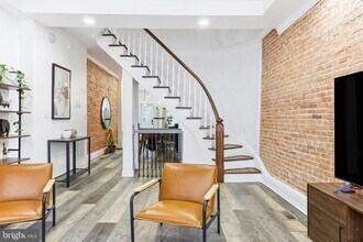 Building Photo - 737 Dolphin St