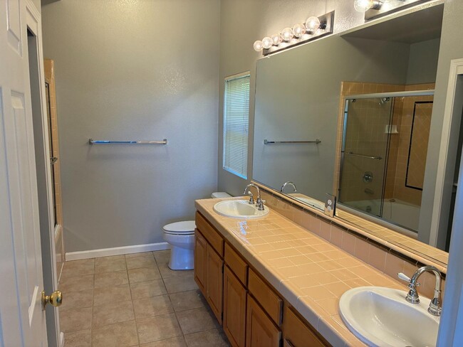 Building Photo - 121 Crescent Ct