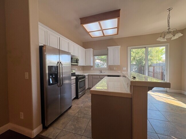 Building Photo - Beautiful 3 Bedroom, 2 Bathroom Home Walking Distance To The Fountains / Galleria!