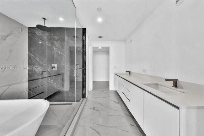 Building Photo - 700 NE 24th St