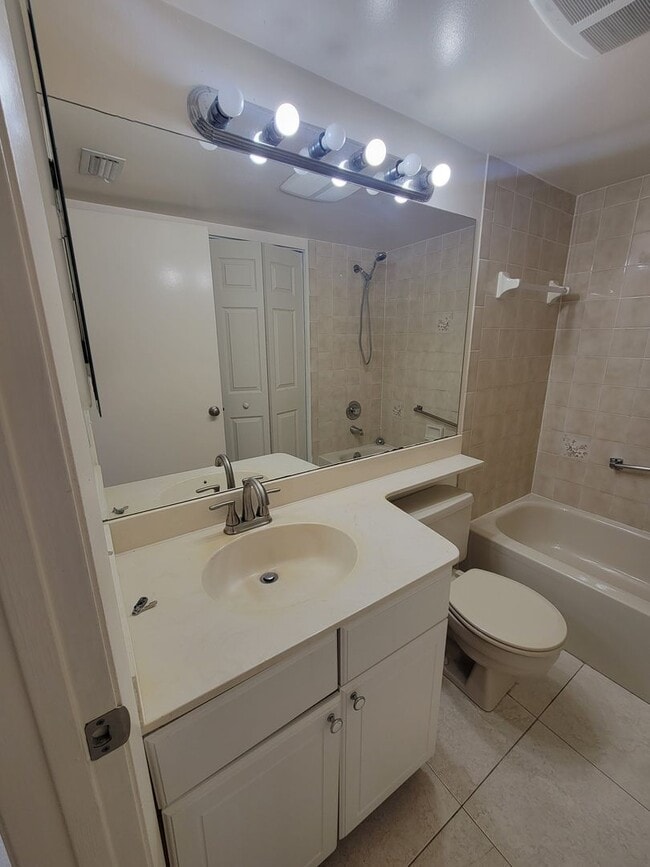 Building Photo - 2500 SE Anchorage Cove