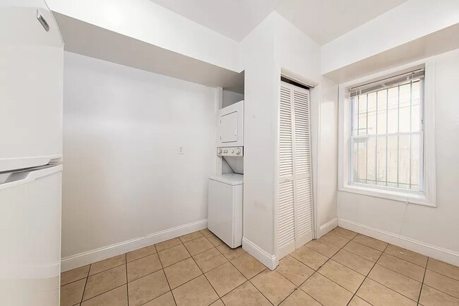 Building Photo - Charming 2br/1ba Near U St/Shaw with Parking!