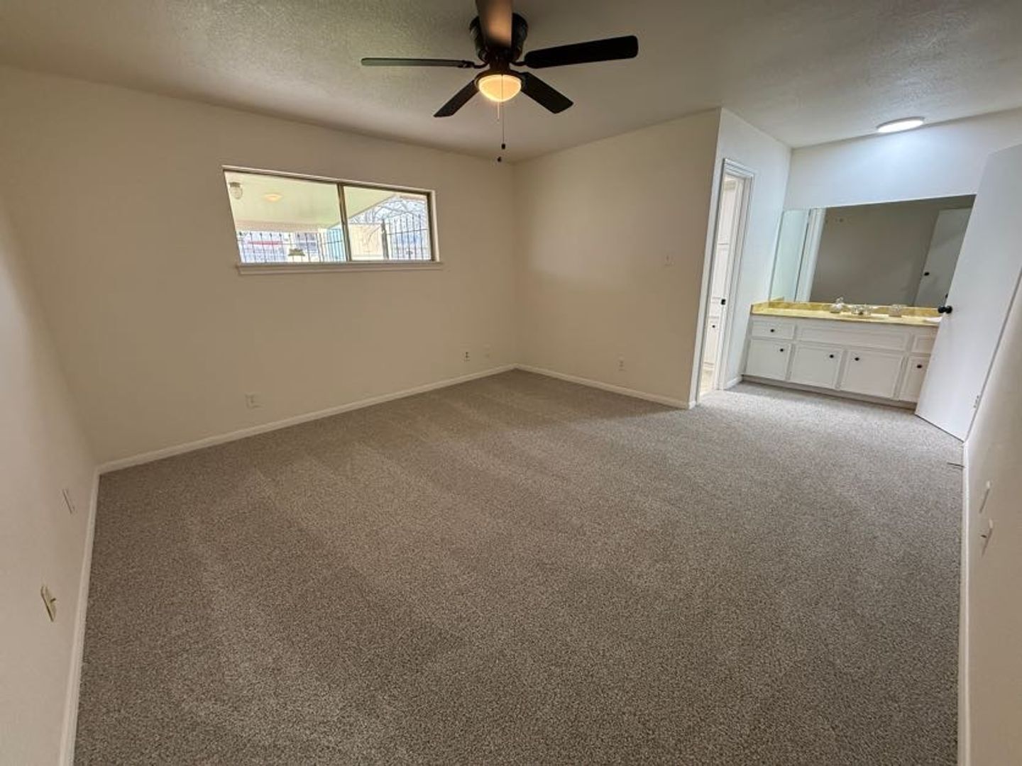 Building Photo - 3007 Sierra Dr