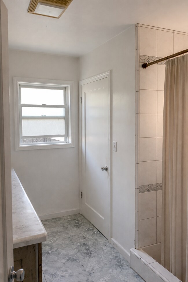 Building Photo - "Charming 3-Bedroom Oasis on Sunset Avenue – 1892 Sq. Ft. of Comfort and Style in Pasadena!"