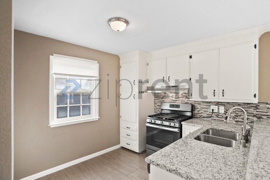 Building Photo - 28477 Coleridge Ave