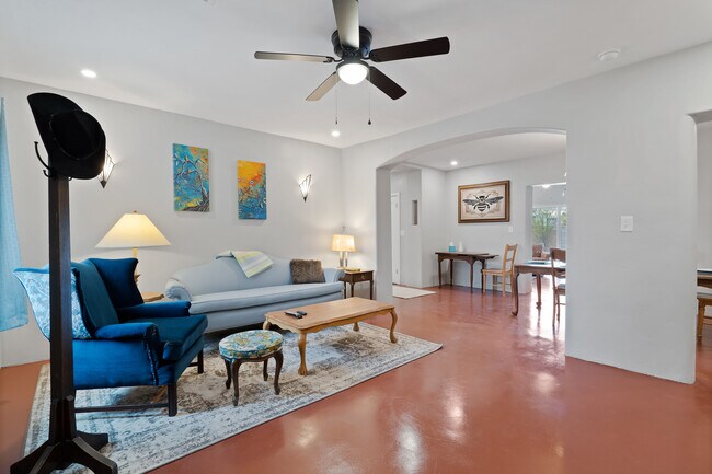 Building Photo - 3816 E Lee St